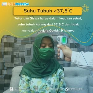 Mengecek suhu tubuh tutor untuk memastikan tutor dalam kondisi sehat. Les privat dengan protokol kesehatan